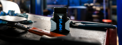 mpvi4 sentado em uma bancada de trabalho